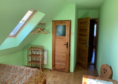 Pokój z zielonymi ścianami i osobną łazienką