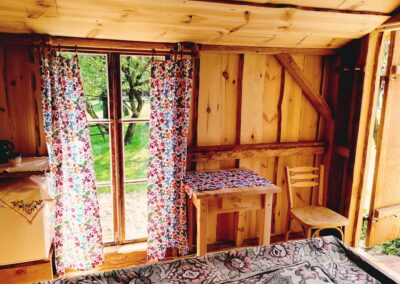 Pokój z oknem i drewnianym stolikiem