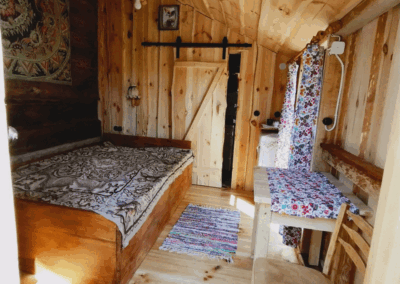 Sypialnia z łóżkiem i drewnianym stolikiem